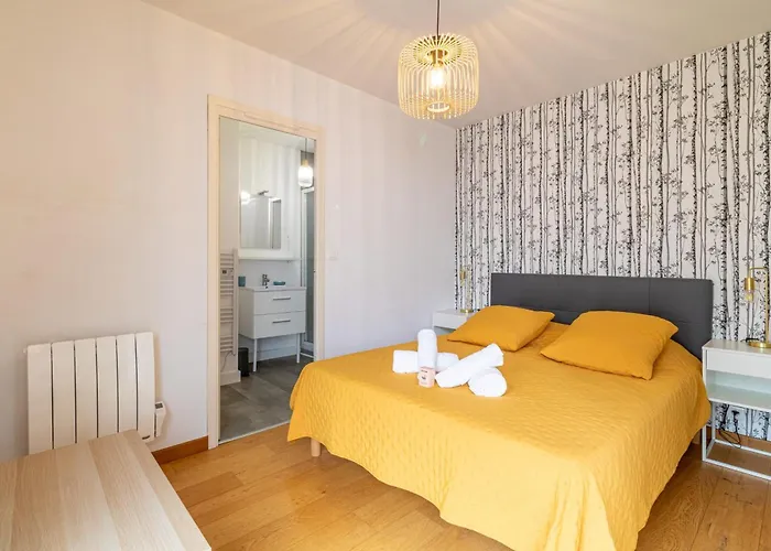 Bright Flat With Terrace - Near Train Station