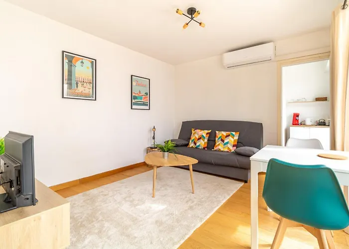 Bright Flat With Terrace - Near Train Station