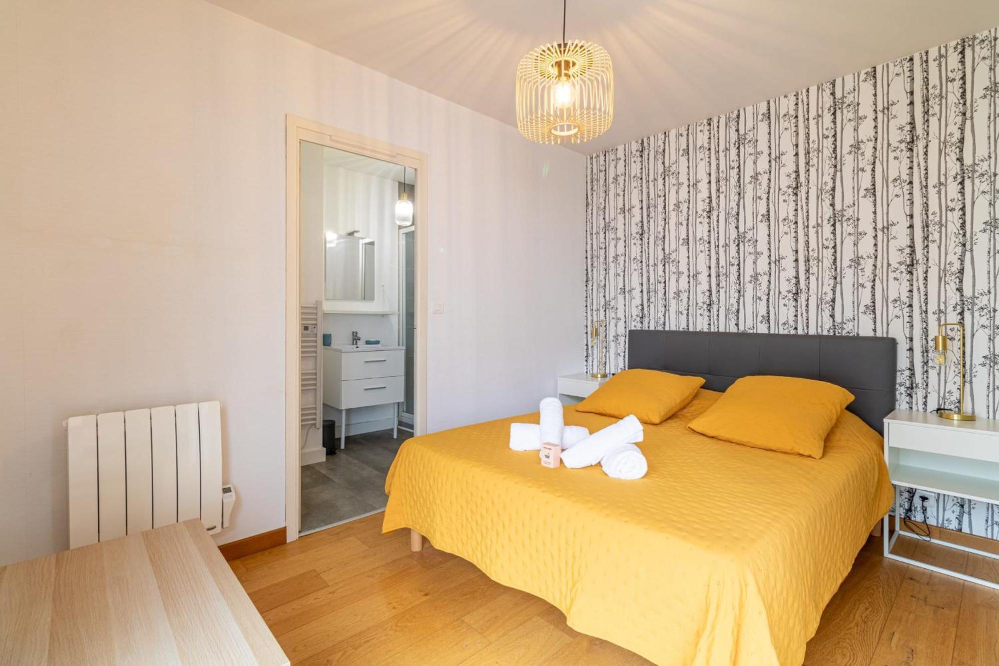 Bright Flat With Terrace - Near Train Station *