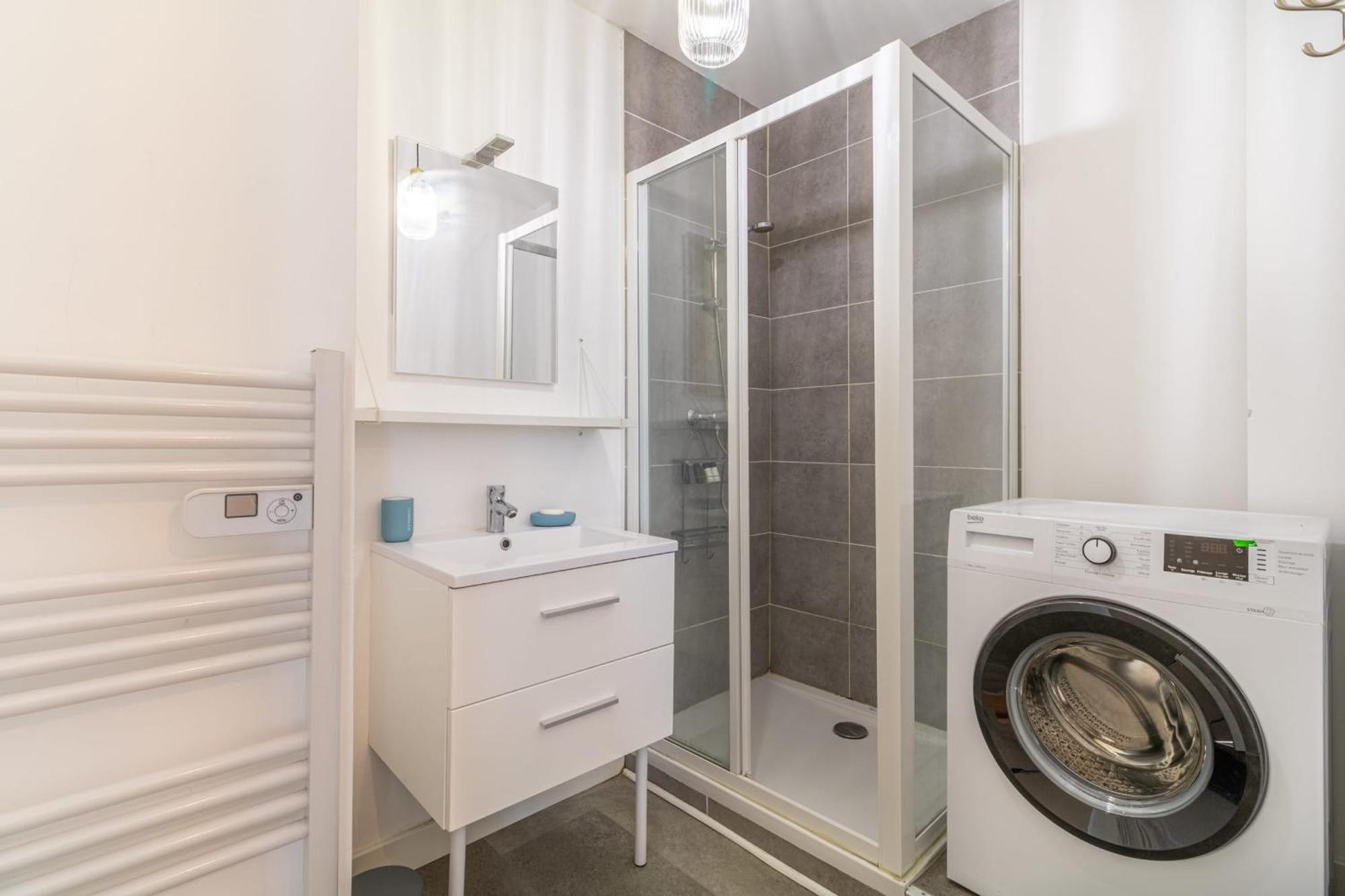 Bright Flat With Terrace - Near Train Station Apartment *