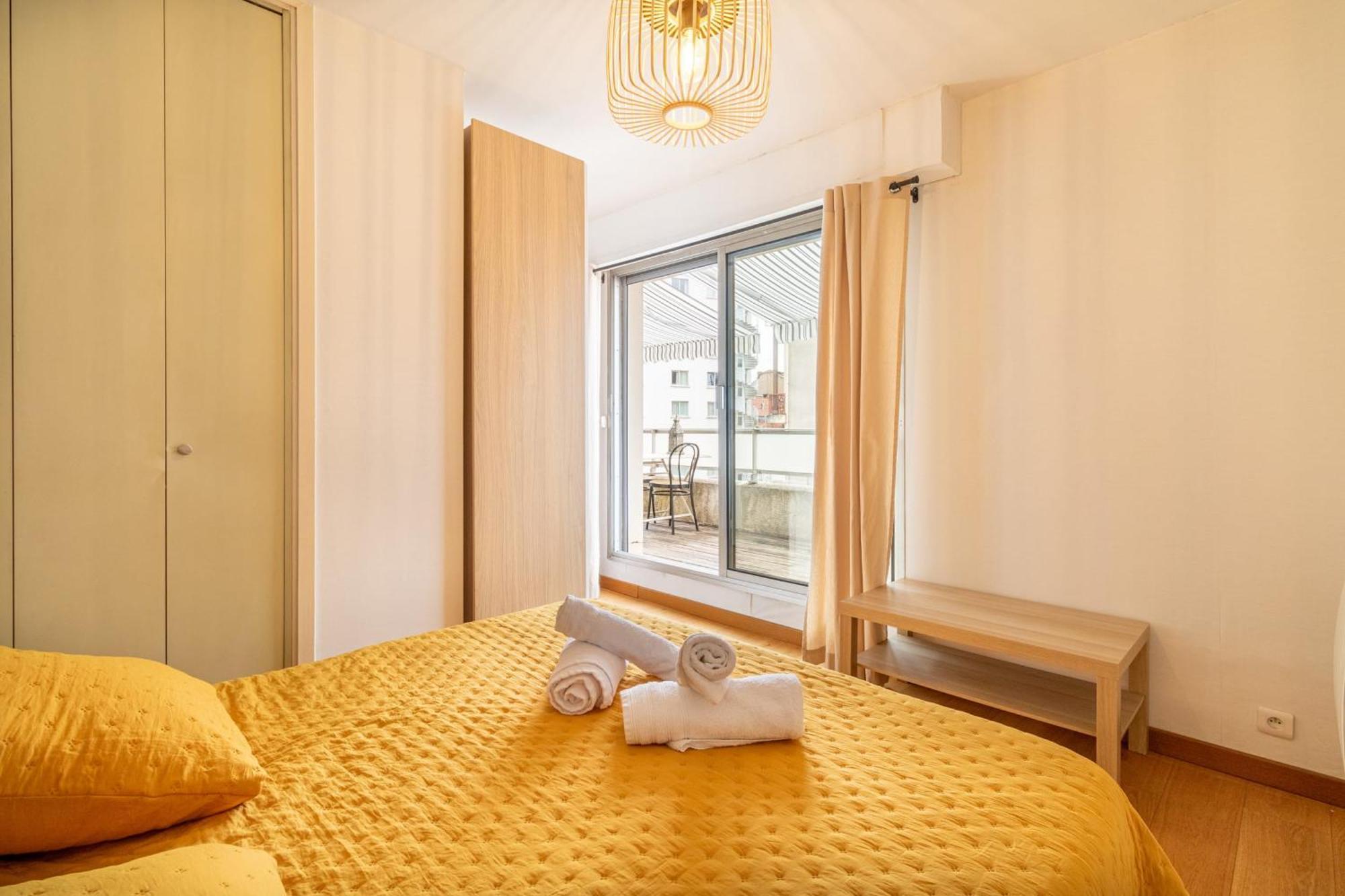 Bright Flat With Terrace - Near Train Station