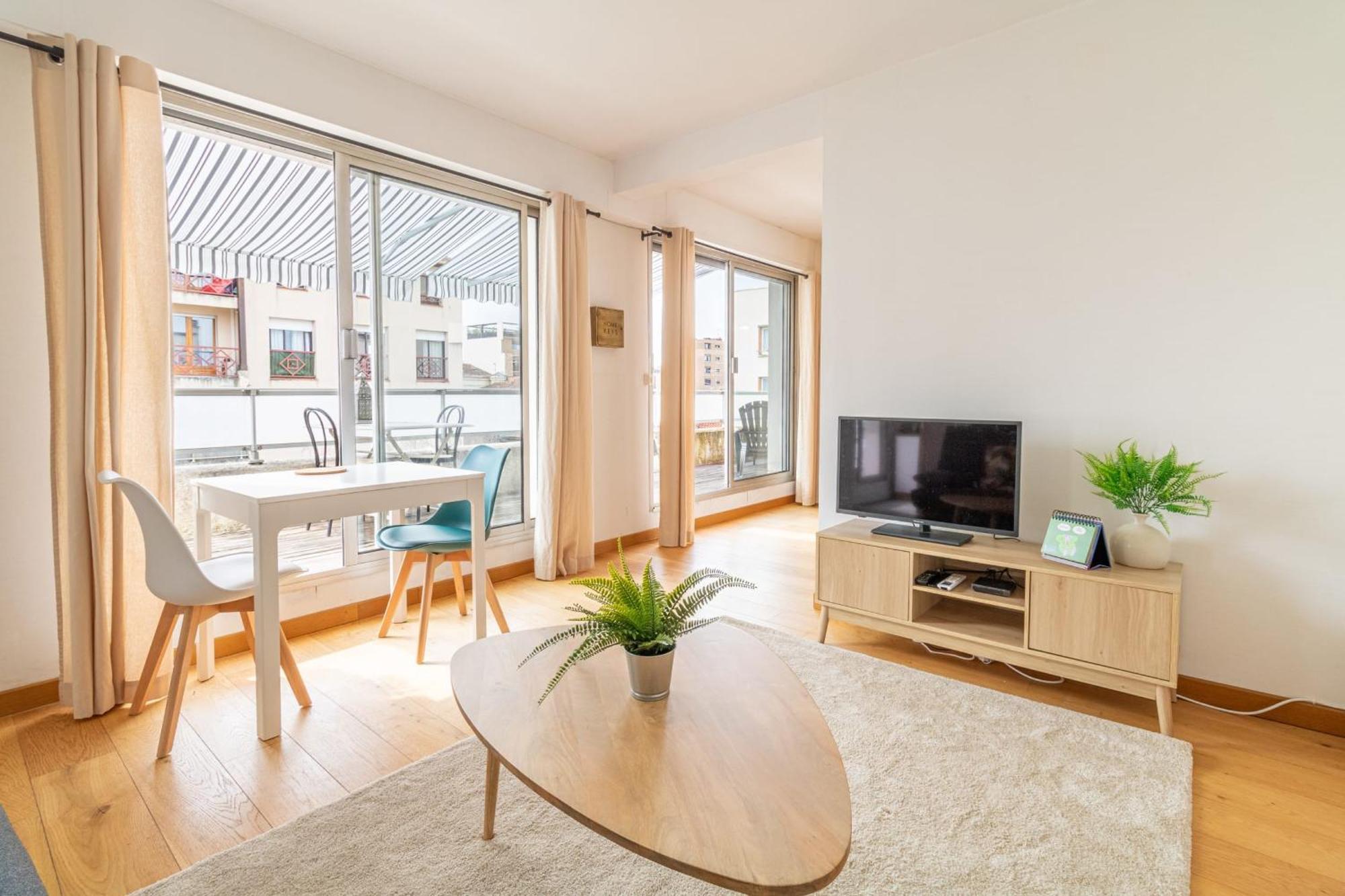Bright Flat With Terrace - Near Train Station Apartment